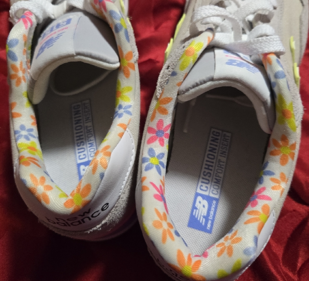 Last Cco  Final Price ..NB  Cream Sneakers with Yellow Flower Highlights - Picture 6 of 9